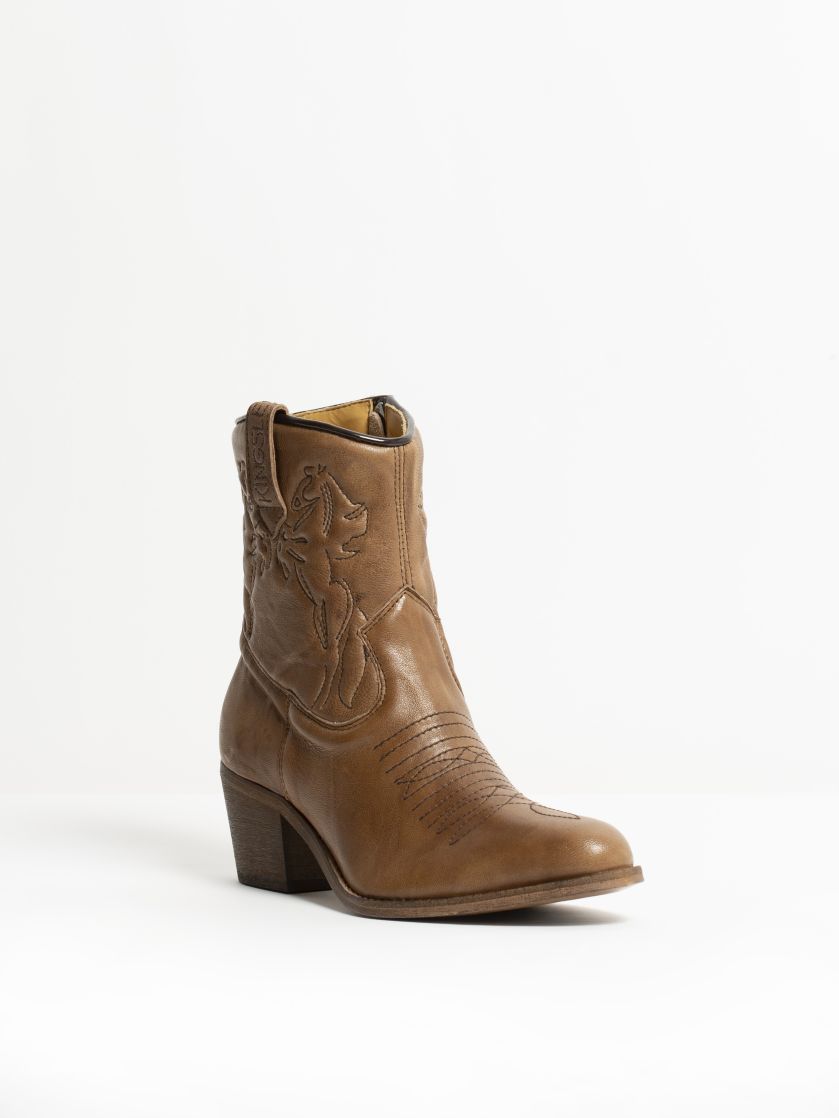 Kingsley Sun 01 Short Boot wrinkle brown close up top boot